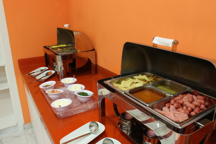 Imagen del bar/restaurante del Hotel One Guadalajara Tapatio. Foto 3