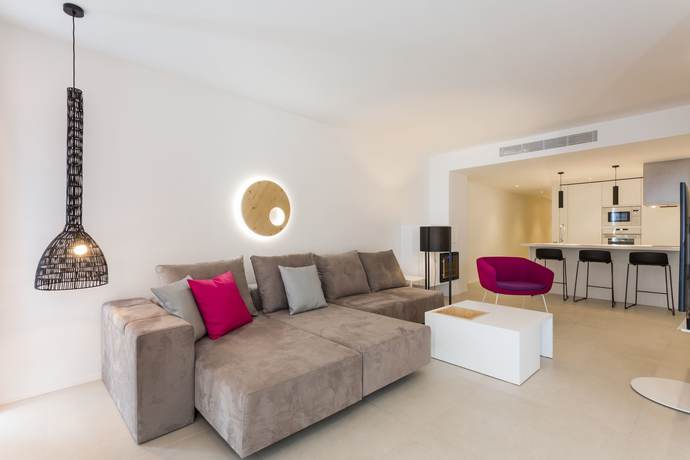 Imagen de la habitación del Hotel One Ibiza Suites. Foto 2