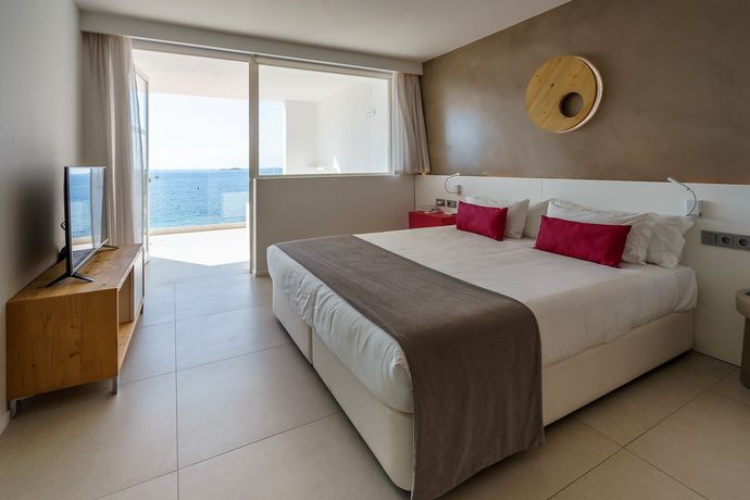 Imagen de la habitación del Hotel One Ibiza Suites. Foto 4