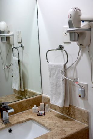 Imagen de la habitación del Hotel One Irapuato. Foto 16