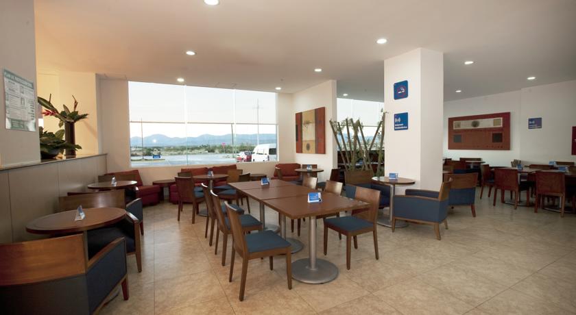 Imagen del bar/restaurante del Hotel One Leon Poliforum. Foto 2