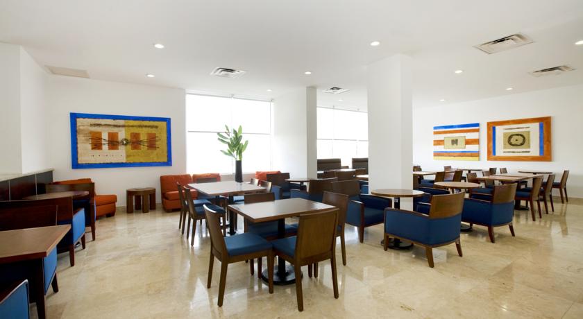 Imagen del bar/restaurante del Hotel One Leon Poliforum. Foto 3