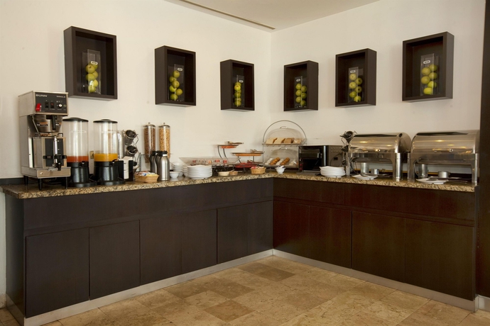 Imagen del bar/restaurante del Hotel One Monterrey Aeropuerto. Foto 2