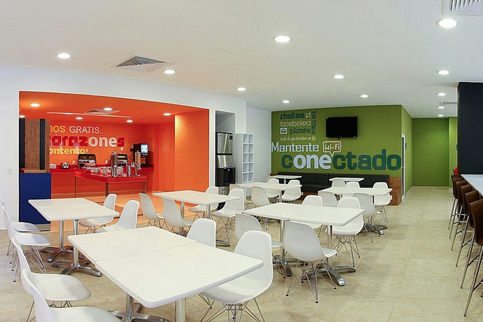 Imagen del bar/restaurante del Hotel One Monterrey Tecnologico. Foto 3