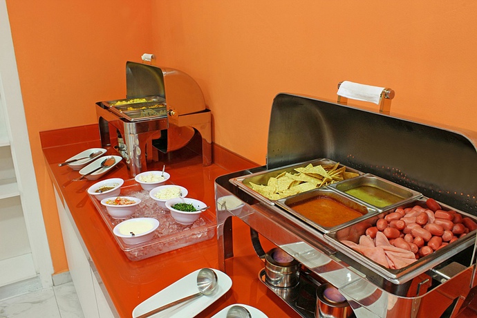 Imagen del bar/restaurante del Hotel One Monterrey Tecnologico. Foto 5