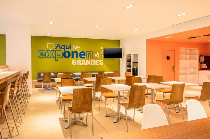 Imagen del bar/restaurante del Hotel One Puebla Serdan. Foto 16