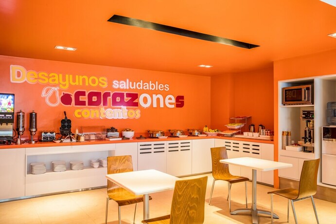 Imagen del bar/restaurante del Hotel One Puebla Serdan. Foto 17