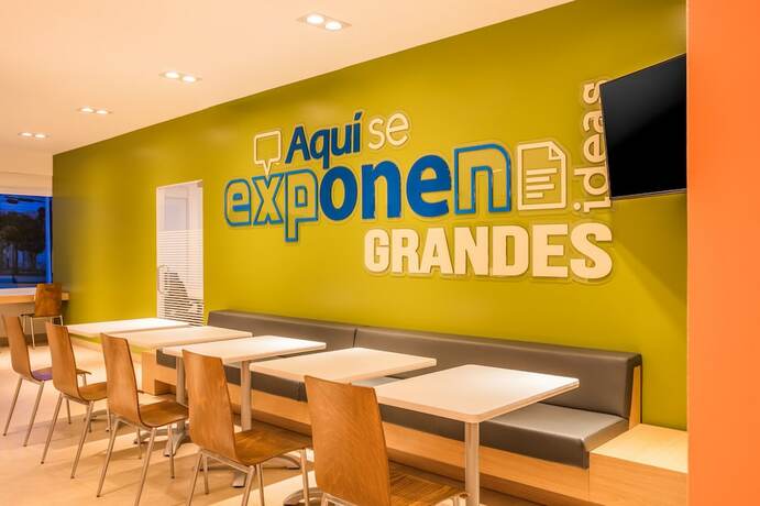 Imagen del bar/restaurante del Hotel One Puebla Serdan. Foto 20