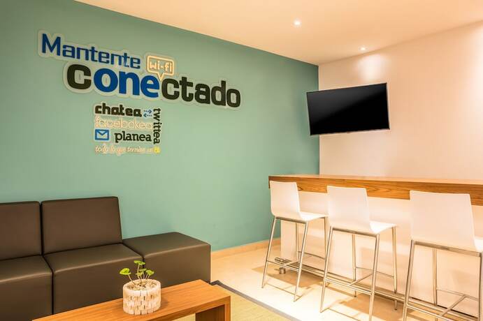 Imagen de los interiores del Hotel One Puebla Serdan. Foto 29