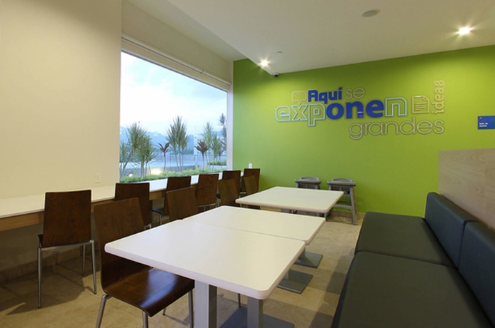 Imagen del bar/restaurante del Hotel One Puerto Vallarta Aeropuerto. Foto 3