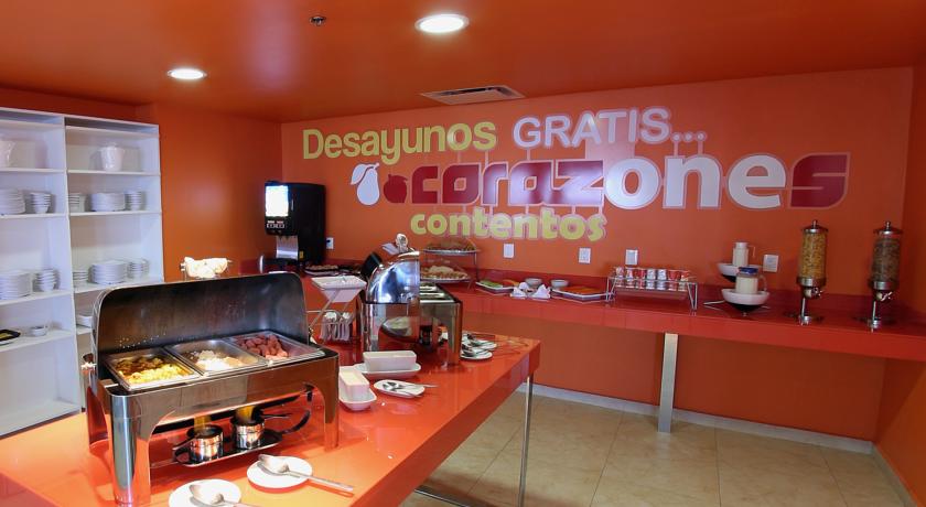 Imagen del bar/restaurante del Hotel One Quer&eacute;taro Centro Sur. Foto 2