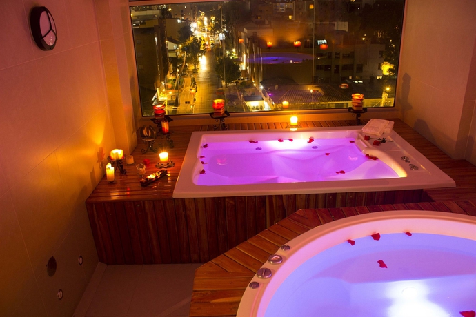 Imagen de la piscina del Hotel One Sixteen. Foto 15