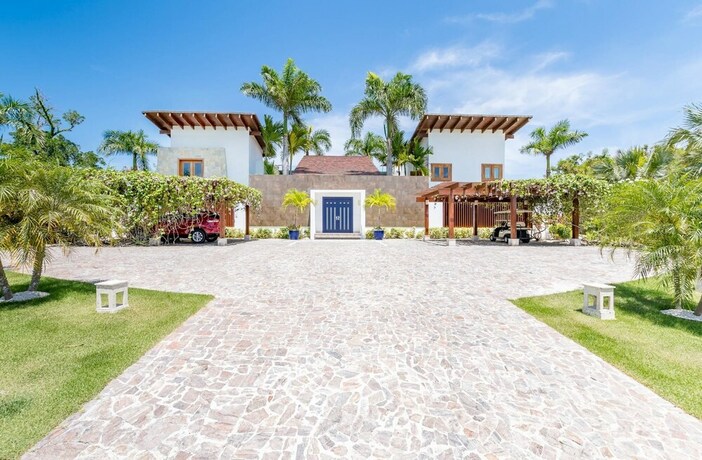 Imagen general del Hotel One of the Best Cap Cana Villas for Rent Large Pool Jacuzzi Chef Maid. Foto 17