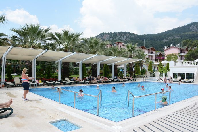 Imagen de la piscina del Hotel Onkel Resort. Foto 15
