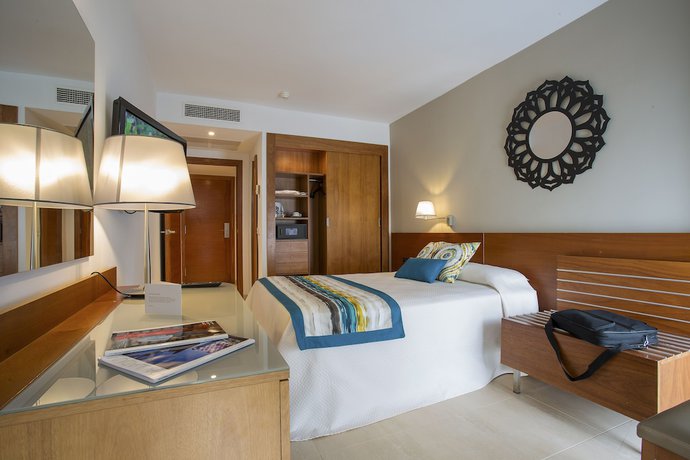Imagen de la habitación del Hotel Only YOU Ibiza Palmyra. Foto 14