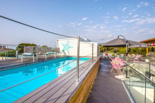 Imagen de la piscina del Hotel Onmood Cala Ratjada. Foto 17