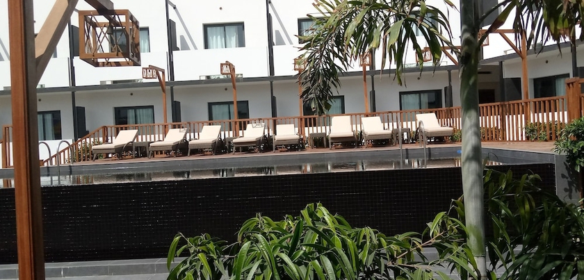 Imagen de la piscina del Hotel Onomo Dakar. Foto 16