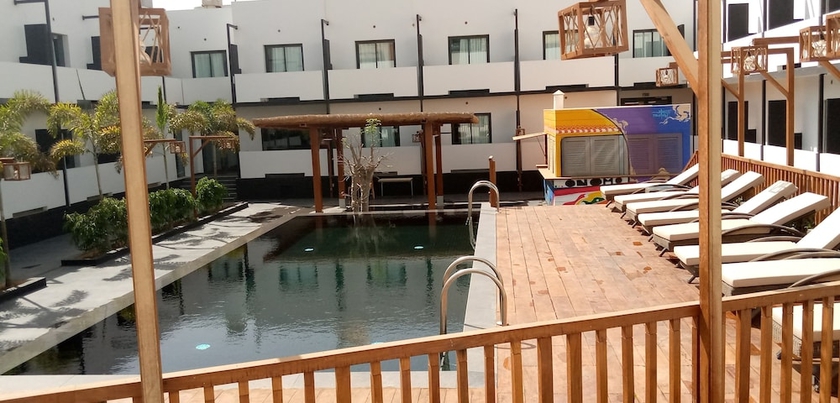 Imagen de la piscina del Hotel Onomo Dakar. Foto 17