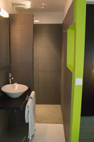 Imagen de la habitación del Hotel Onomo Libreville. Foto 22