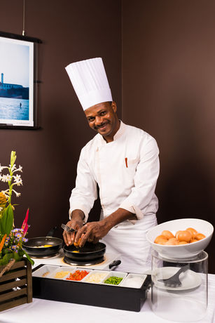 Imagen del bar/restaurante del Hotel Onomo Lome. Foto 4