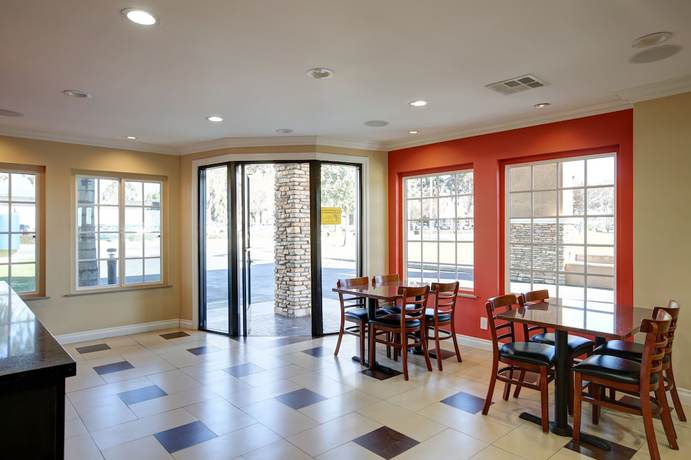 Imagen de los interiores del Hotel Ontario Inn and Suites. Foto 19