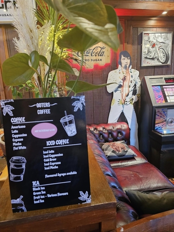 Imagen del bar/restaurante del Hotel Ooters at The Mariner. Foto 4