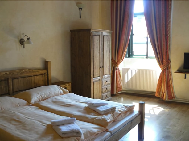 Imagen de la habitación del Hotel Opat. Foto 2