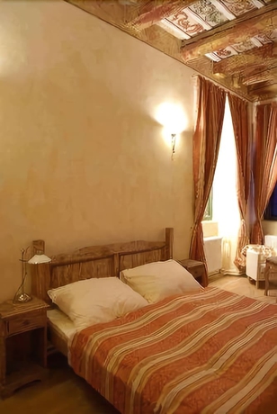 Imagen de la habitación del Hotel Opat. Foto 8