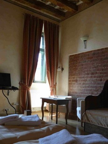 Imagen de la habitación del Hotel Opat. Foto 11