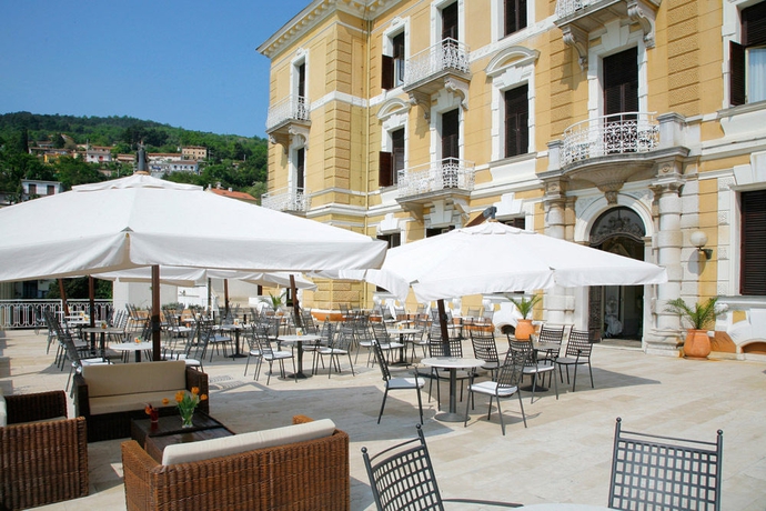 Imagen de los exteriores del Hotel Opatija. Foto 4