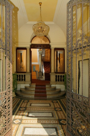 Imagen de los exteriores del Hotel Opatija. Foto 8