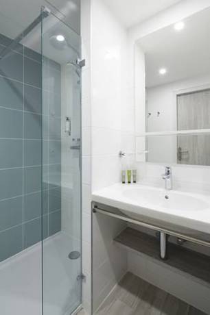 Imagen de la habitación del Hotel Opéralia Les Pins. Foto 3