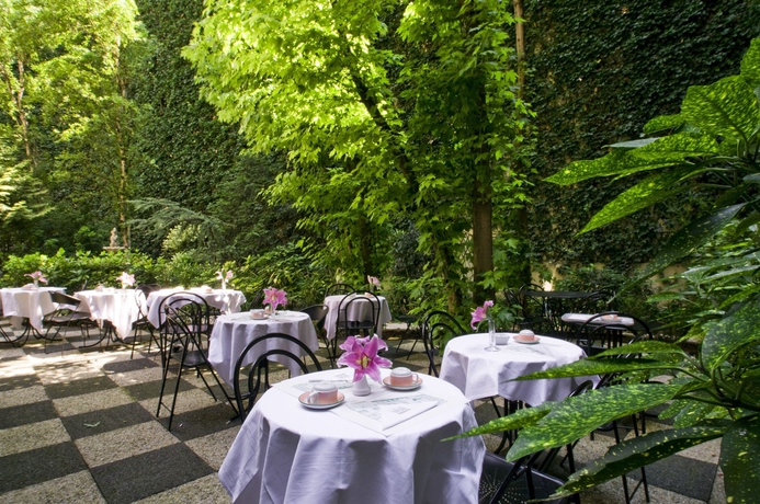 Imagen de los exteriores del Hotel Opera Cadet. Foto 13