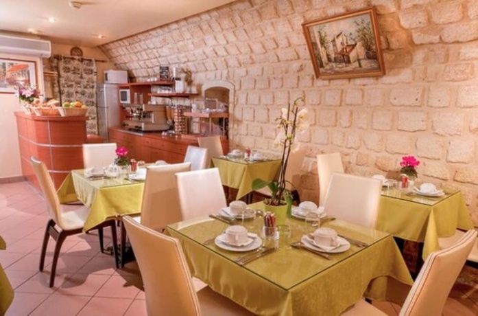 Imagen del bar/restaurante del Hotel Opera Deauville. Foto 4