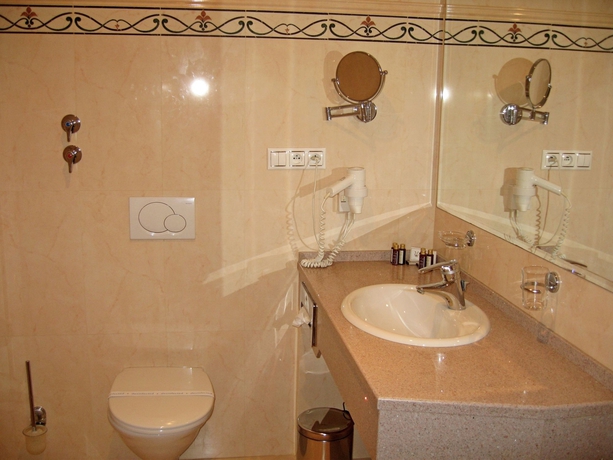 Imagen de la habitación del Hotel Opera, Praga. Foto 2