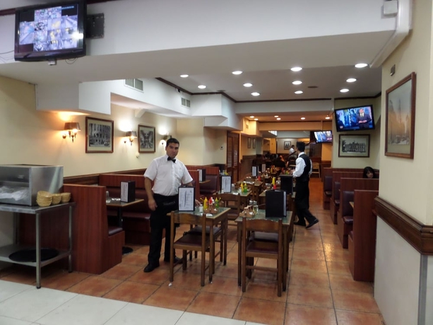 Imagen del bar/restaurante del Hotel Opera Santiago Apartment. Foto 4