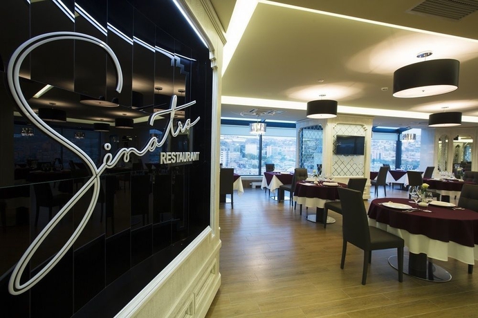 Imagen del bar/restaurante del Hotel Opera Suite. Foto 3