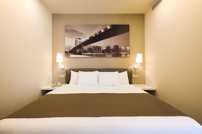 Imagen de la habitación del Hotel Opera Suite. Foto 8