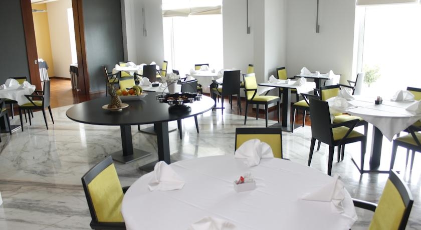 Imagen de los interiores del Hotel Opohotel Porto Aeroporto. Foto 10