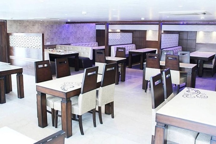 Imagen del bar/restaurante del Hotel Opulence, Pathankot. Foto 18