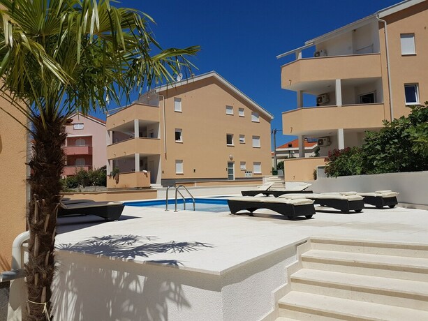 Imagen de la piscina del Hotel Orange Apartments. Foto 36
