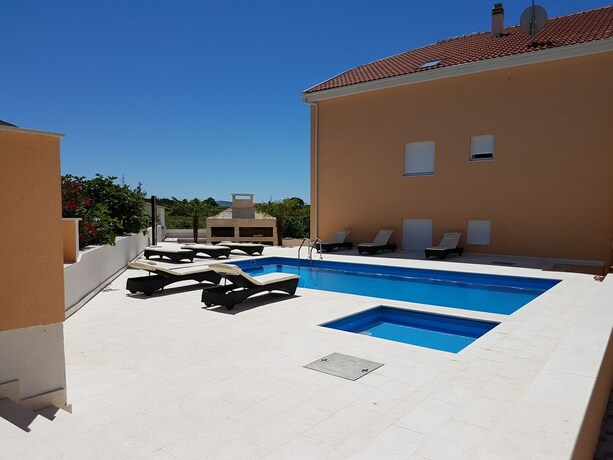 Imagen de la piscina del Hotel Orange Apartments. Foto 37