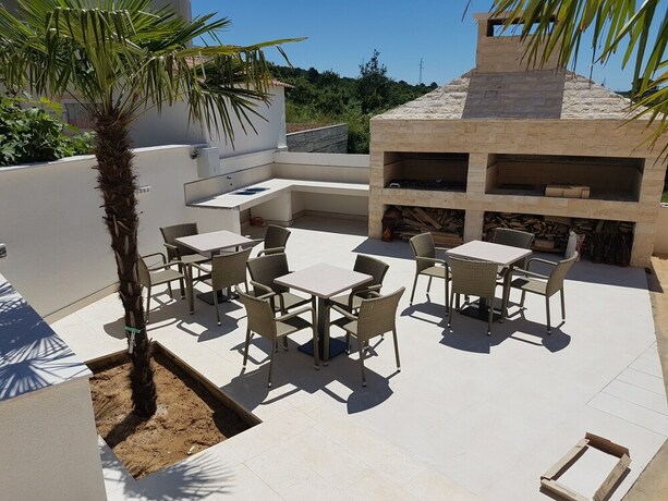 Imagen de los exteriores del Hotel Orange Apartments. Foto 34