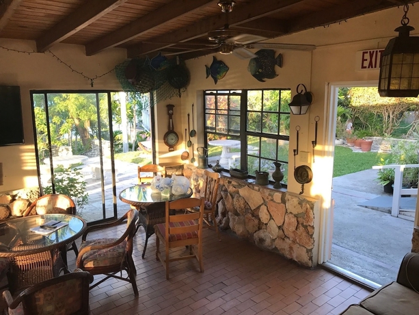 Imagen de los interiores del Hotel Orange Hill Beach Inn. Foto 17