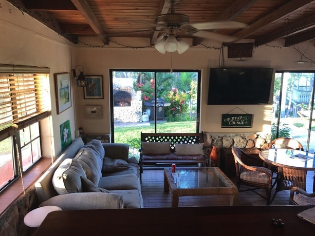 Imagen del bar/restaurante del Hotel Orange Hill Beach Inn. Foto 2