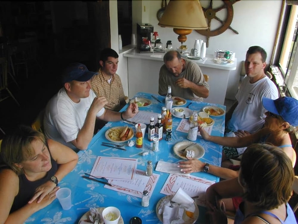 Imagen del bar/restaurante del Hotel Orange Hill Beach Inn. Foto 3