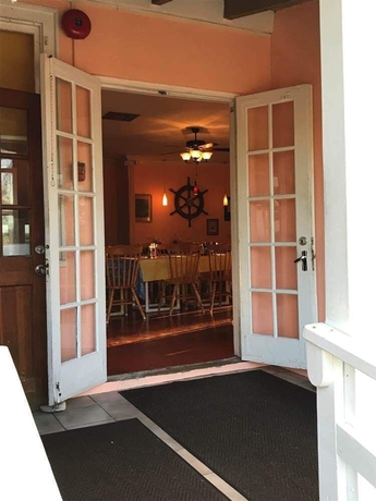 Imagen del bar/restaurante del Hotel Orange Hill Beach Inn. Foto 4