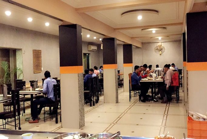 Imagen del bar/restaurante del Hotel Orange Inn, Ahmedabad. Foto 3