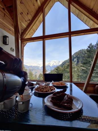 Imagen del bar/restaurante del Hotel Orangeloft Shogran. Foto 3