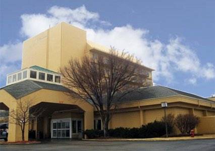 Imagen general del Hotel Orangewood Inn & Suites Kansas City Airport. Foto 1